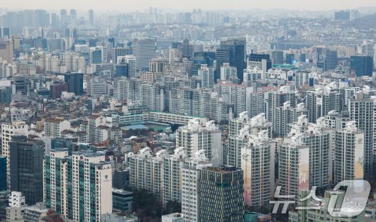 지난해말 기준 서울 아파트 매매 시가총액이 1832조 원을 넘어서며 역대 최대치를 기록했다. 사진은 6일 서울 강남구 트레이드타워에서 바라본 도심 아파트 단지. 부동산R114에 따르면 지난해 12월 25일 기준 서울 아파트 매매 시가총액은 1832조 3154억 1800만 원으로 1년 전보다 207조 9137억 9600만 원(12.8%) 늘었다. 2026.1.6/뉴스1 ⓒ News1 안은나 기자