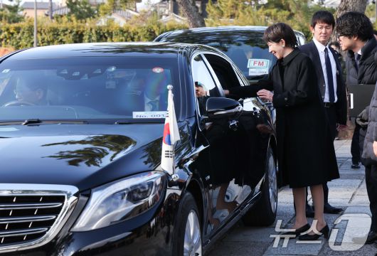 다카이치 사나에 일본 총리가 14일 일본 나라현 호류지(법륭사)에서 열린 한일 친교 행사를 마친 뒤 떠나는 이재명 대통령에게 인사하고 있다. 2026.1.14/뉴스1 ⓒ News1 이재명 기자