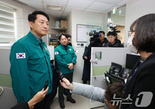 오세훈 서울시장이 14일 서울 동대문구 120다산콜센터를 방문해 관계자에게 시내버스 파업 관련 120다산콜 비상 상담 운영계획을 보고받고 있다. 2026.1.14/뉴스1 ⓒ News1 이호윤 기자