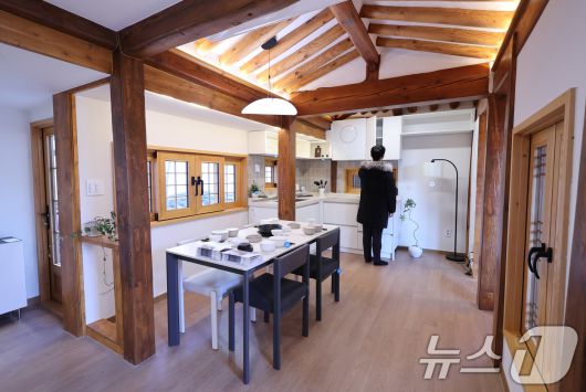 7일 서울 종로구 가회동 미리내집 연계형 공공한옥 1호에서 실제 공급 예정인 한옥을 둘러볼 수 있는 개방행사가 진행되고 있다. 서울시는 신혼부부 등 무주택 가구를 대상으로 외관은 한옥, 실내는 현대식으로 리모델링한 공공한옥 7가구를 시세 대비 60~70% 수준의 임대료로 공급할 예정이다.. 2026.1.7/뉴스1 ⓒ News1 박지혜 기자