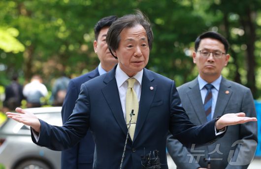 정기석 국민건강보험공단 이사장이 22일 오후 서울 서초구 서울고등법원에서 열리는 담배소송 항소심 최종변론(12차)을 앞두고 기자회견을 하고 있다. 2025.5.22/뉴스1 ⓒ News1 김진환 기자