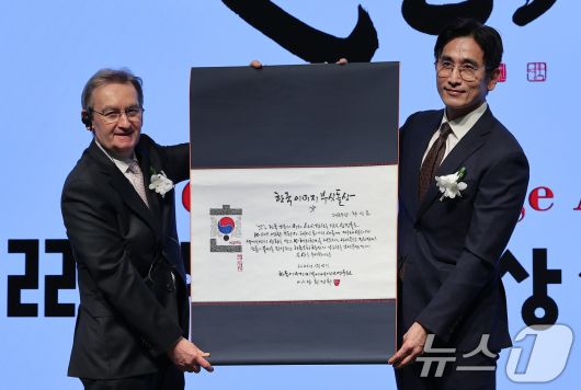 차인표 작가가 15일 서울 강남구 웨스틴 서울 파르나스에서 열린 제22회 한국이미지상 시상식에서 부싯돌상을 수상하고 있다. ⓒ News1 김성진 기자