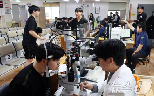 15일 오전 서울 영등포구 서울지방병무청에서 열린 올해 첫 병역판정감사에서 병역의무자들이 검사를 받고 있다. 검사 대상은 올헤 19세가 되는 2007년생, 20세 검사 후 입영을 신청한 2006년생, 병역판정검사 연기자 등 약 25만명이다. 2026.1.15/뉴스1 ⓒ News1 김명섭 기자