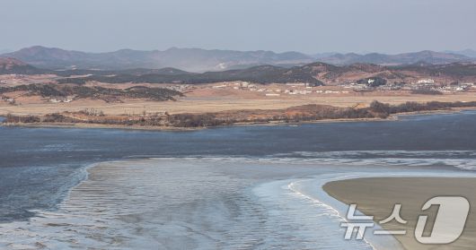 경기 파주시 오두산통일전망대에서 바라본 임진강이 얼어붙어 있는 모습. 2026.1.11/뉴스1 ⓒ News1 김도우 기자