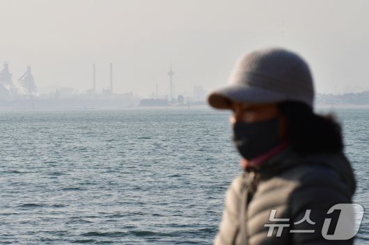 경북 포항시 송도해수욕장 상공이 희뿌연 미세먼지에 덮여있다. 이날 포항지역 미세먼지 농도는 50㎍/m³ 수준이다. 2026.1.4/뉴스1 ⓒ News1 최창호 기자