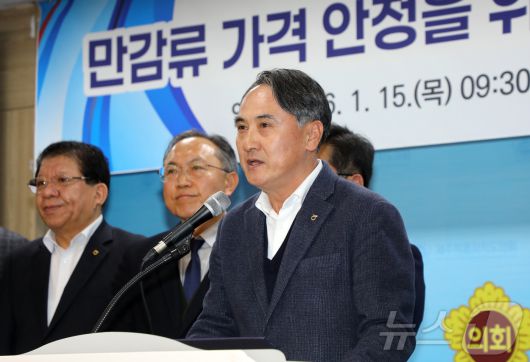 고일학 감귤위원회 위원장(제주남원농협 조합장)이 15일 오전 제주도의회 도민카페에서 기자회견을 열고 만감류 가격 안정을 위한 매취사업 추진 계획을 발표하고 있다. 2026.1.15/뉴스1 ⓒ News1 오미란 기자