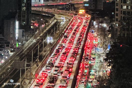 12월 뉴스 부문 우수상 - '첫눈이 폭설' 주차장 된 퇴근길