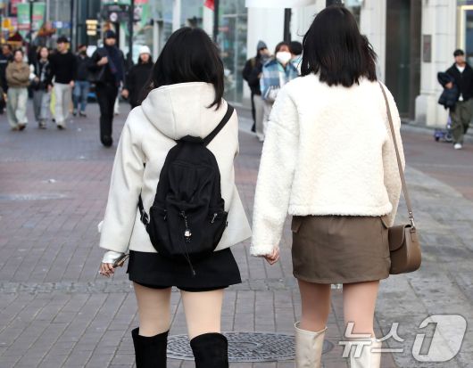 15일 오후 대구 중구 동성로에서 가벼운 옷차림의 시민들이 걸어가고 있다. 2026.1.15/뉴스1 ⓒ News1 공정식 기자