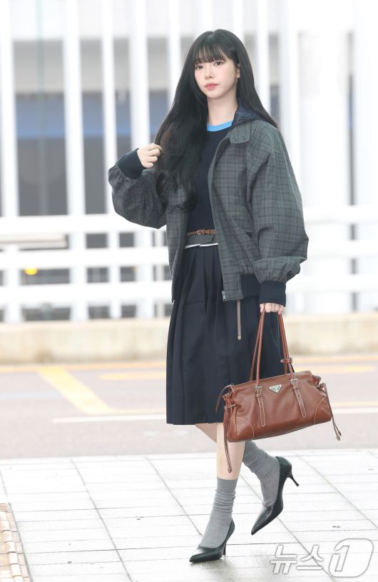 에스파 카리나가 해외 일정을 위해 16일 인천국제공항에 도착해 출국장으로 이동하고 있다. ⓒ News1 권현진 기자