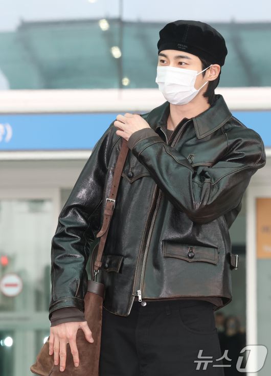 배우 변우석이 해외 일정을 위해 16일 인천국제공항을 통해 밀라노로 출국하기 전 인사를 하고 있다. ⓒ News1 권현진 기자