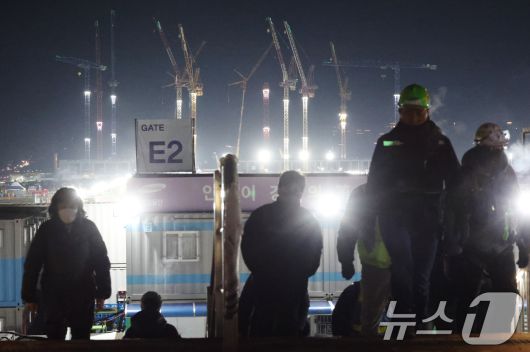 22일 오전 경기 평택시 삼성전자 평택캠퍼스 4공장(P4)으로 출근하는 근로자들 뒤로 현재 공사 중인 5공장(P5)의 모습이 보이고 있다. ⓒ News1 김영운 기자