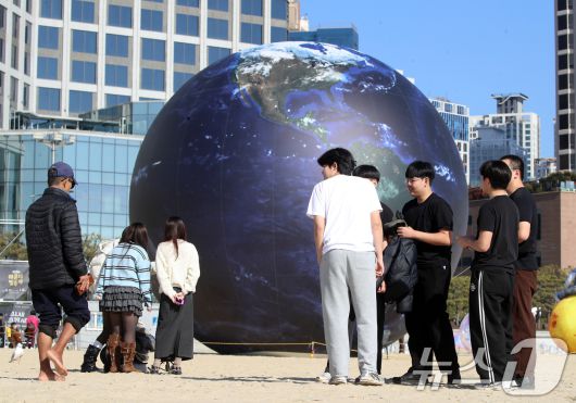 포근한 날씨를 보인 16일 부산 해운대해수욕장에서 반팔 차림을 한 시민들이 해변을 거닐고 있다. 2026.1.16/뉴스1 ⓒ News1 윤일지 기자