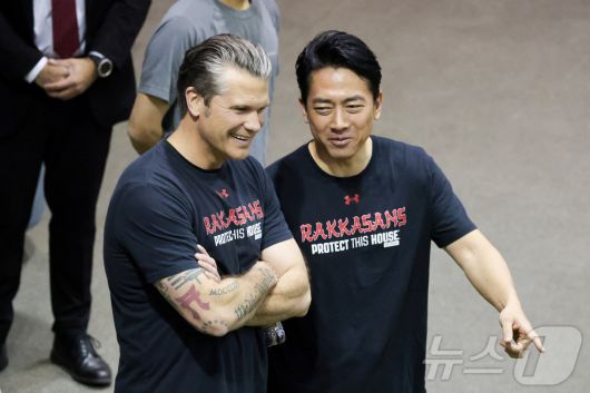 15일(현지시간) 미국 버지니아주 알링턴의 마이어-헨더슨 합동기지에서 고이즈미 신지로 일본 방위상(오른쪽)과 피트 헤그세스 미국 국방장관이 체력 단련을 하던 중 대화를 나누고 있다. 2026.01.15 ⓒ 로이터=뉴스1 ⓒ News1 김지완 기자