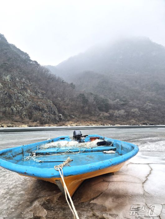 낚시 배가 한파에 얼어붙은 단양 남한강에서 멈춰서 있다./2026.1.16/뉴스1 손도언 기자