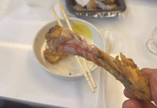 'XX 치킨'에서 배달 받은 덜익은 치킨의 모습. 출처=보배드림