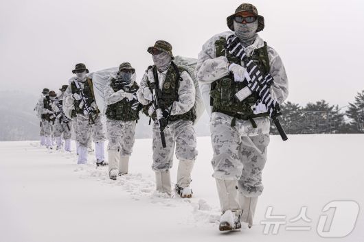 해병대 특수수색여단은 지난 2일부터 2월 26일까지 강원 평창군 황병산 일대에서 2026년 동계 설한지 훈련’을 진행한다고 16일 밝혔다. 사진은 지난 15일 해병대 특수수색여단 장병들이 팀 단위 대형을 유지한 채 설상 기동 및 은밀 침투 훈련을 실시하고 있는 모습. (해병대 제공. 재판매 및 DB 금지) 2026.1.16/뉴스1