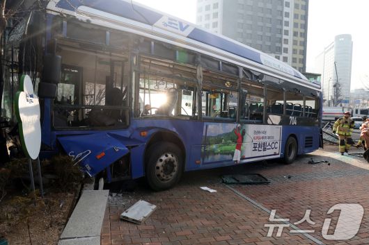 16일 오후 서울 서대문역 인근에서 시내버스가 건물로 돌진하는 사고가 발생해 경찰과 소방대원이 현장을 수습하고 있다. 이 사고로 현재 4명이 부상을 입고 그 중 1명이 중상인 것으로 알려졌다. 2026.1.16/뉴스1 ⓒ News1 황기선 기자