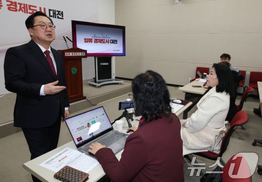 이장우 대전시장이 16일 오전 시청 브리핑룸에서 대전·충남 행정통합 관련 긴급 브리핑을 마치고 취재진과 대화하고 있다.  2026.1.16/뉴스1 ⓒ News1 김기태 기자
