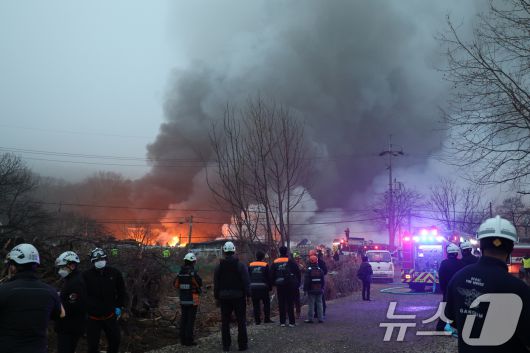 16일 오전 서울 강남구 개포동 구룡마을에서 불이나 출동한 소방대원들이 진화작업을 벌이고 있다. 2026.1.16/뉴스1 ⓒ News1 김진환 기자