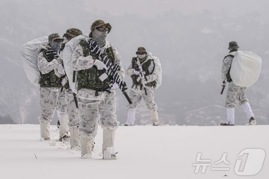 해병대 특수수색여단은 지난 2일부터 2월 26일까지 강원 평창군 황병산 일대에서 2026년 동계 설한지 훈련’을 진행한다고 16일 밝혔다. 사진은 지난 15일 해병대 특수수색여단 장병들이 팀 단위 대형을 유지한 채 설상 기동 및 은밀 침투 훈련을 실시하고 있는 모습. (해병대 제공. 재판매 및 DB 금지) 2026.1.16/뉴스1