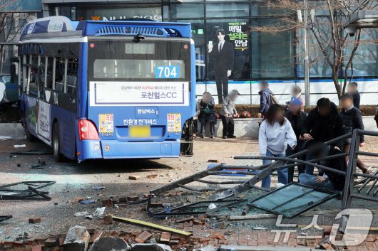 16일 오후 서울 서대문역 인근에서 시내버스가 건물로 돌진하는 사고가 발생해 시민들이 사고 현장을 살펴보고 있다. 이 사고로 현재 4명이 부상을 입고 그 중 1명이 중상인 것으로 알려졌다. 2026.1.16/뉴스1 ⓒ News1 황기선 기자