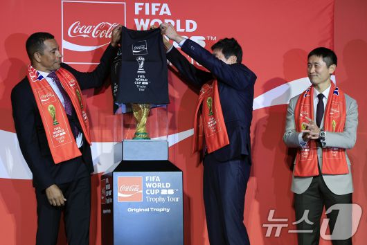 FIFA 글로벌 홍보대사이자 전 브라질 축구 국가대표 지우베르투 시우바(Gilberto Silva(왼쪽)와 한국 축구 레전드 차범근 전 감독이 16일 오후 서울 용산구 한강대로 CGV 용산아이파크몰 스크린X관에서 열린 FIFA 월드컵 트로피 투어 미디어 간담회에서 오리지널 트로피를 공개하고 있다. 2026.1.16/뉴스1 ⓒ News1 박정호 기자