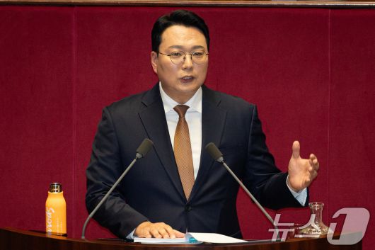 천하람 개혁신당 원내대표가 15일 서울 여의도 국회에서 열린 제431회 국회(임시회) 제1차 본회의에서 윤석열·김건희에 의한 내란·외환 및 국정농단 행위의 진상규명을 위한 특별검사 임명 등에 관한 법률안에 대한 무제한 토론(필리버스터)을 하고 있다. 2026.1.15/뉴스1 ⓒ News1 유승관 기자