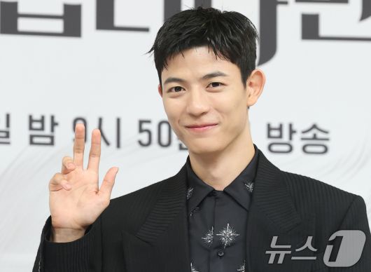 배우 로몬이 16일 서울 양천고 목동SBS에서 열린 새 금토드라마 '오늘부터 인간입니다만'(극본 박찬영, 조아영/ 연출 김정권) 제작발표회에 참석해 포즈를 취하고 있다. ‘오늘부터 인간입니다’는 하루아침에 인간이 된 구미호 은호(김혜윤 분)와 세계 최정상에서 추락한 축구선수 강시열(로몬 분)의 '운명 격변'이 담긴 망생구원 판타지 로맨스다. 2026.1.16/뉴스1 ⓒ News1 권현진 기자