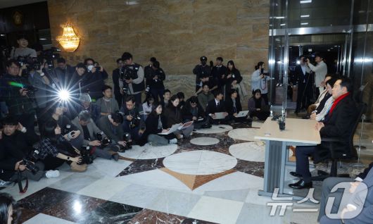 장동혁 국민의힘 대표가 15일 서울 여의도 국회 로텐더홀에서 더불어민주당의 통일교 및 공천뇌물 특검 수용을 촉구하며 단식을 하고 있다. 2026.1.15/뉴스1 ⓒ News1 신웅수 기자