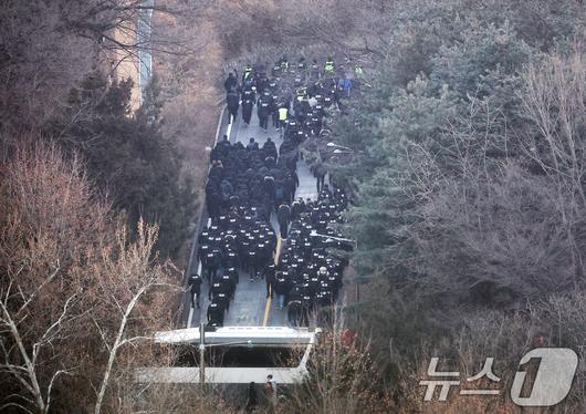 고위공직자범죄수사처와 경찰로 구성된 공조수사본부가 윤석열 대통령에 대한 2차 체포영장 집행에 나선 15일 오전 서울 용산구 한남동 대통령 관저에서 공수처 수사관들과 경찰 인력이 3차 저지선을 뚫고 관저로 향하고 있다. 2025.1.15/뉴스1 ⓒ News1 오대일 기자