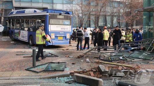 16일 오후 서울 중구 NH농협은행 본점영업부를 시내버스가 들이받는 사고가 발생해 경찰과 소방당국이 이를 수습하고 있다. 2026.1.16/뉴스1 ⓒ News1 황기선 기자