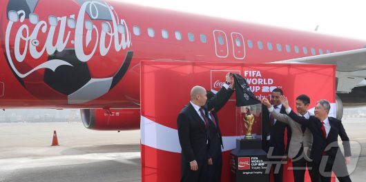 FIFA 레전드이자 전 브라질 축구 국가대표 선수 지우베르투 시우바가 ‘FIFA 월드컵™ 트로피 투어 by 코카-콜라’ 일정으로 방한해 2002 한·일 월드컵 한국 축구 국가대표 선수들과 함께 ‘오리지널 FIFA 월드컵™ 트로피’를 공개하고 있다.. 왼쪽부터 차두리 감독, 차범근 전 감독, 지우베르투 시우바, 이영표 해설위원, 이준엽 한국 코카콜라 대표. 2026.1.16/뉴스1 ⓒ News1 공항사진기자단