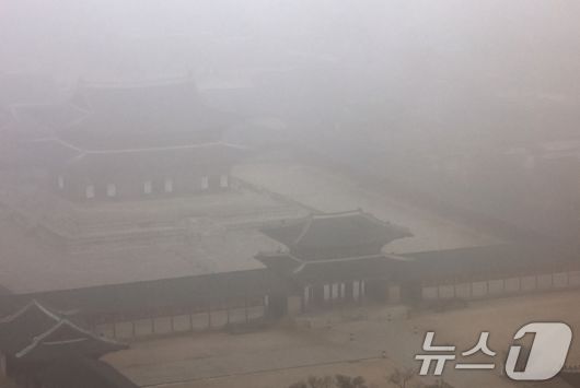 16일 서울 종로구 경복궁이 초미세먼지와 짙은 안개로 뿌옇게 보이고 있다. 2026.1.16/뉴스1 ⓒ News1 임세영 기자