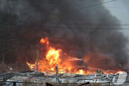 16일 오전 서울 강남구 개포동 구룡마을에서 불이나 출동한 소방대원들이 화재진압을 하고 있다. ⓒ News1 김진환 기자