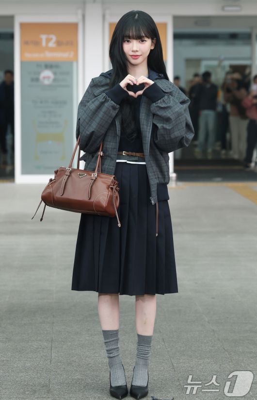 에스파 카리나가 해외 일정을 위해 16일 인천국제공항을 통해 밀라노로 출국하기 전 하트 포즈를 취하고 있다. ⓒ News1 권현진 기자