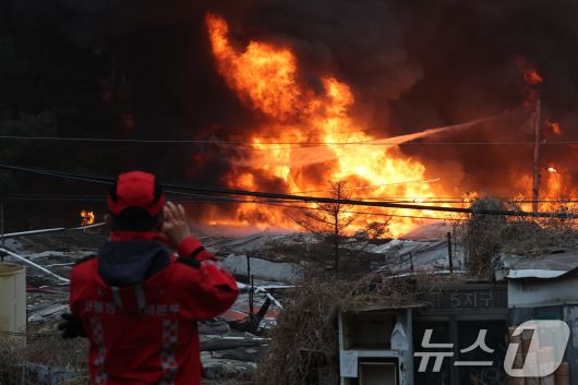 16일 오전 서울 강남구 개포동 구룡마을에서 불이 나 소방대원들이 진화작업을 벌이고 있다. ⓒ News1 김진환 기자