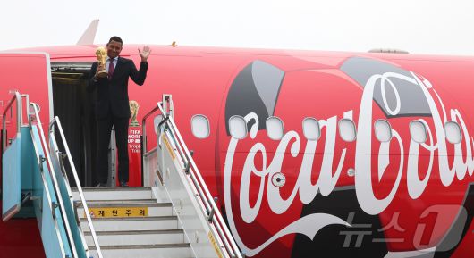 FIFA 전설적 인물인 전 브라질 축구 국가대표 선수 지우베르투 시우바가 16일 서울 김포 비즈니스 항공센터에서 열린 'FIFA 월드컵™ 트로피 투어 by 코카-콜라' 행사에 방한해 FIFA 월드컵 오리지널 트로피를 들고나오고 있다. 2026.1.16/뉴스1 ⓒ News1 공항사진기자단