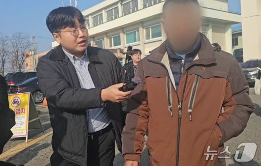 16일 오전 대구지법 의성지원에서 열린 재판에서 징역형 집행유예를 선고받고 법정을 나서는 과수원 임차인 B 씨.2026.1.16/뉴스1 신성훈 기자