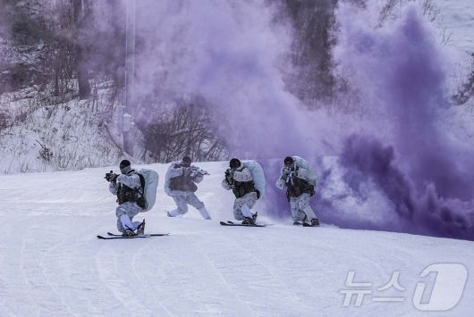 해병대 특수수색여단은 지난 2일부터 2월 26일까지 강원 평창군 황병산 일대에서 2026년 동계 설한지 훈련’을 진행한다고 16일 밝혔다. 사진은 지난 14일 해병대 특수수색여단 장병들이 팀단위 대형을 유지한 채 텔레마크 스키로 설상 기동을 실시하고 있는 모습. (해병대 제공. 재판매 및 DB 금지) 2026.1.16/뉴스1