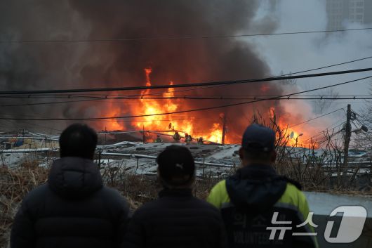 16일 오전 서울 강남구 개포동 구룡마을에서 불이나 출동한 소방대원들이 진화작업을 벌이고 있다. 2026.1.16/뉴스1 ⓒ News1 김진환 기자