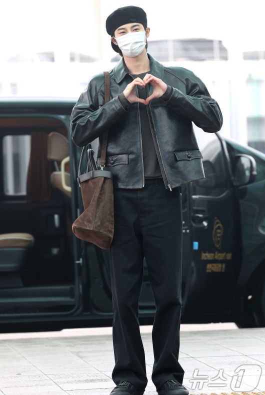 배우 변우석이 해외 일정을 위해 16일 인천국제공항을 통해 밀라노로 출국하기 전 하트를 그리고 있다. ⓒ News1 권현진 기자