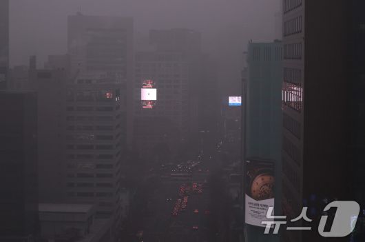 16일 오전 서울 을지로 일대가 미세먼지로 뿌옇다. 2026.1.16/뉴스1 ⓒ News1 구윤성 기자