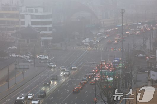 16일 서울 종로구 경복궁 교차로 인근이 초미세먼지와 짙은 안개로 뿌옇게 보이고 있다. 2026.1.16/뉴스1 ⓒ News1 임세영 기자