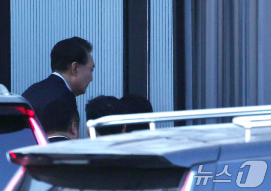 내란 우두머리 혐의로 체포된 윤석열 전 대통령이 15일 오전 경기 과천 고위공직자범죄수사처(공수처)에 도착해 조사실로 향하고 있다. (공동취재) 2025.1.15/뉴스1 ⓒ News1 김영운 기자