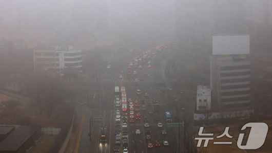 16일 서울 종로구 경복궁 교차로 인근이 초미세먼지와 짙은 안개로 뿌옇게 보이고 있다. 2026.1.16/뉴스1 ⓒ News1 임세영 기자