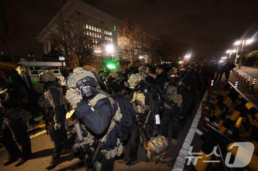 비상계엄 해제 요구 결의안이 국회 본회의에서 통과된 2024년 12월 4일 새벽 무장 계엄군이 국회를 나서고 있다. 여야는 이날 본회의에서 재석 190명 중 찬성 190명으로 비상계엄 해제 요구 결의안을 가결 처리했다. 이에 따라 계엄령 선포는 무효가 됐다고 국회의장실은 설명했다. 2024.12.4/뉴스1 ⓒ News1 박지혜 기자