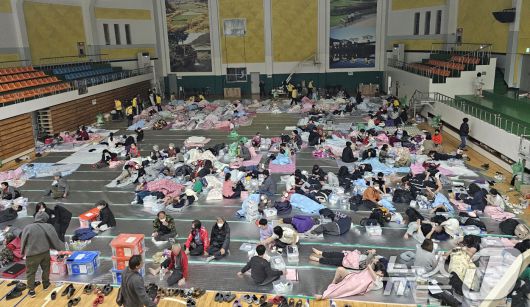 경북 의성군 안평면에서 발생한 산불로 주민 대피령이 내려진 가운데 의성군민체육관에 주민 130여명이 대피해 있다. 2025.3.22/뉴스1 ⓒ News1 신성훈 기자