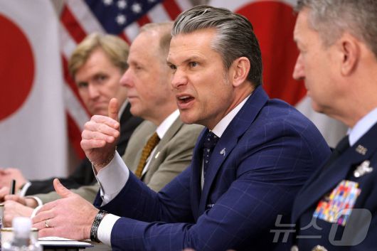 피트 헤그세스 미 국방장관이 15일(현지시간) 버지니아주 알링턴 소재 국방부 청사(펜타곤)에서 고이즈미 신지로 일본 방위상과 만나 회담하고 있다. 2026.1.15 ⓒ AFP=뉴스1 ⓒ News1 강민경 기자