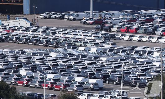 경기 평택시 포승읍 평택항에 수출용 자동차가 세워져 있는 모습. 2026.1.1/뉴스1 ⓒ News1 김성진 기자