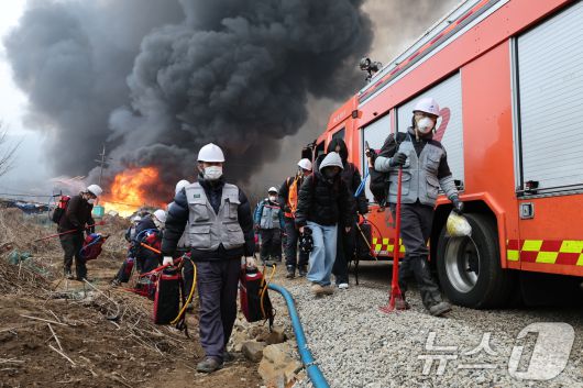 16일 오전 서울 강남구 개포동 구룡마을에서 발생한 화재로 불길이 치솟고 있다. 2026.1.16/뉴스1 ⓒ News1 김진환 기자